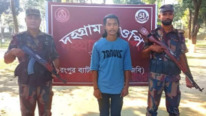 ভারত থেকে অনুপ্রবেশের সময় যুবক আটক