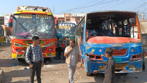 হাফ ভাড়া বিতর্কে বরিশালে বাস চলাচল বন্ধ