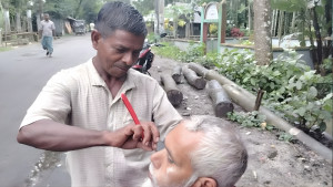 টাকার অভাবে নেই দোকান, রাস্তার পাশেই চুল কাটেন রনজিৎ