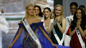 মিস ইউনিভার্সে কারচুপি, পদত্যাগ দুই বিচারকের