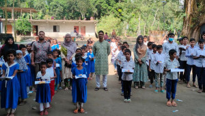 শিক্ষার্থীদের হাতে খাবার ও শিক্ষা উপকরণ তুলে দিল ‘আলোর প্রদীপ’