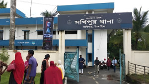 রান্নাঘরে ঝুলছিল মায়ের লাশ, বিছানায় নিথর মেয়ে