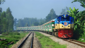 এবার চলন্ত ট্রেনে পেট্রোল বোমা নিক্ষেপ