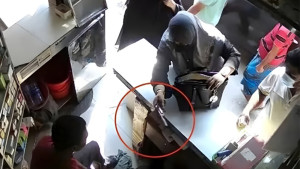 ব্রাহ্মণবাড়িয়ায় ফার্মেসিতে পিস্তল বের করে যুবলীগ নেতার স্ত্রীর হুমকি