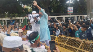 পুলিশি বাধা, সড়ক অবরোধ করে বসে পড়েছেন শিক্ষকরা