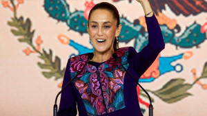 মেক্সিকোর প্রেসিডেন্টকে চুমু খাওয়ার চেষ্টা