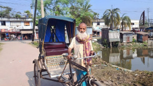 ৯০ টাকা আয়ে সংসার চলে না, শীতেও গায়ে নেই গরম কাপড়