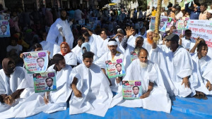 বিএনপির প্রার্থী পরিবর্তনের দাবিতে কাফনের কাপড় পরে বিক্ষোভ