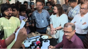 ডাকসুর ফান্ডের টাকা কোথায় গেল, মুখোমুখি কোষাধ্যক্ষ-শিক্ষার্থীরা