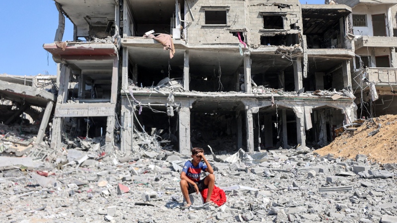 গাজায় ধ্বংসস্তূপ থেকে তোলা হচ্ছে একের পর এক মরদেহ গাজায় ধ্বংসস্তূপ থেকে তোলা হচ্ছে একের পর এক মরদেহ