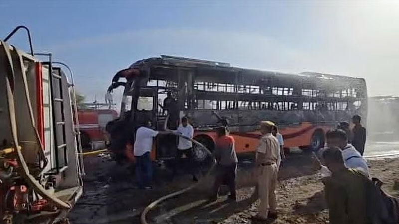 ভারতে চলন্ত বাস পুড়ে ছাই, প্রাণ গেল ২০ জনের ভারতে চলন্ত বাস পুড়ে ছাই, প্রাণ গেল ২০ জনের