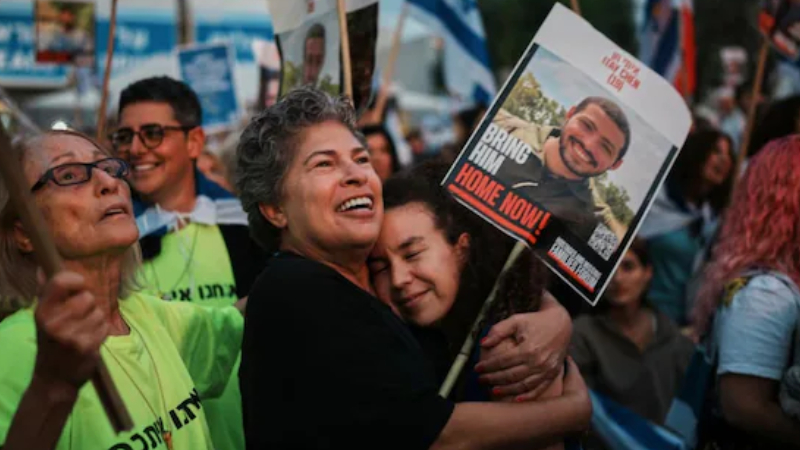 ইসরায়েলের ৭ জিম্মিকে ফিরিয়ে দিল হামাস ইসরায়েলের ৭ জিম্মিকে ফিরিয়ে দিল হামাস