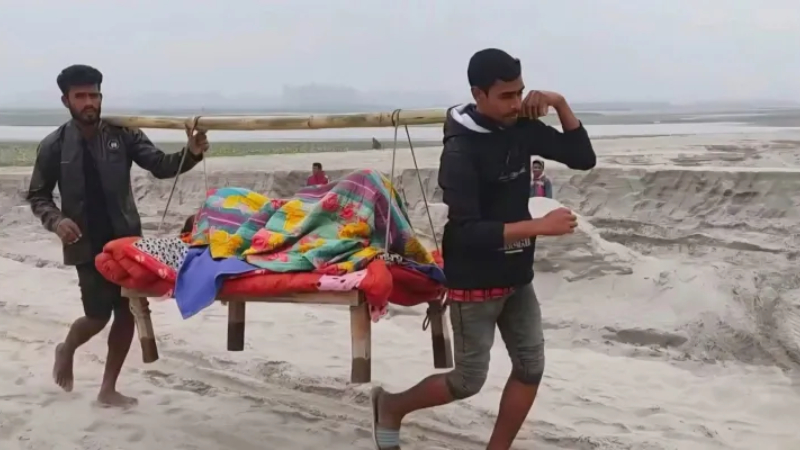 ‘সন্তানের কাঁধ হয়ে উঠল অ্যাম্বুলেন্স’, ভাইরাল ছবিটি নিয়ে যা জানা গেল ‘সন্তানের কাঁধ হয়ে উঠল অ্যাম্বুলেন্স’, ভাইরাল ছবিটি নিয়ে যা জানা গেল