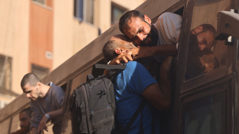 ইসরায়েলের কারাগার থেকে মুক্ত ২ হাজার ফিলিস্তিনি ইসরায়েলের কারাগার থেকে মুক্ত ২ হাজার ফিলিস্তিনি