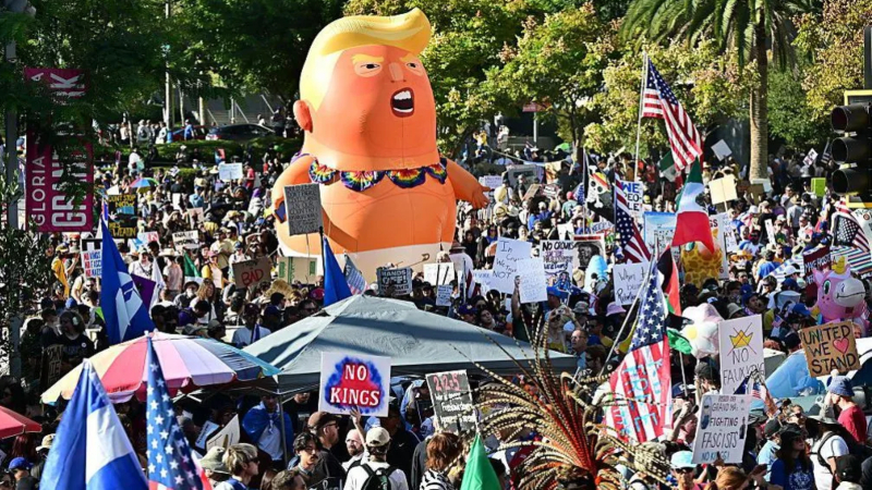 ট্রাম্পবিরোধী বিক্ষোভে ফুঁসছে যুক্তরাষ্ট্র, রাস্তায় লাখো মানুষ ট্রাম্পবিরোধী বিক্ষোভে ফুঁসছে যুক্তরাষ্ট্র, রাস্তায় লাখো মানুষ