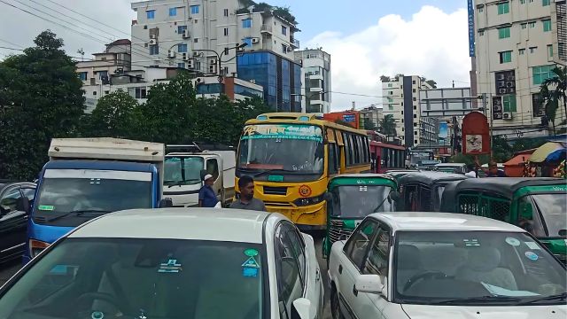 কুড়িলে পোশাকশ্রমিকদের সড়ক অবরোধে তীব্র যানজট