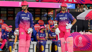 ডাগআউটে মোবাইল, আইপিএলে নতুন বিতর্ক