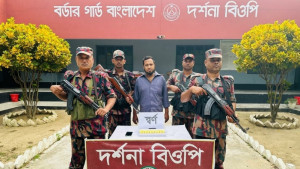 দর্শনায় সোনার বারসহ চোরাকারবারি আটক