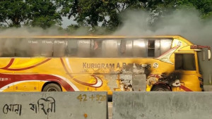চলন্ত বাসে আগুন, অল্পের জন্য রক্ষা পেলেন যাত্রীরা