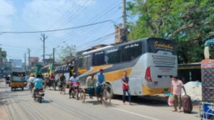 জ্বালানি তেলের জন্য হাহাকার, লোকাল বাস চালকদের দুর্ভোগ চরমে