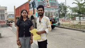 স্বামী ট্রাকচালক, স্ত্রী হেলপার!