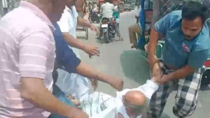 রাস্তা বন্ধের অভিযোগে পীর ডালু শাহকে লাঞ্ছিত