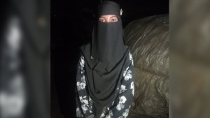 বিয়ের দাবিতে সেনাসদস্যের বাড়িতে তরুণীর অনশন