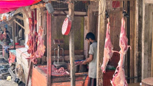 লাইসেন্সহীন মাংসের দোকানে অনিয়ম, ঝুঁকিতে জনস্বাস্থ্য