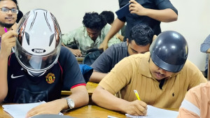 জবিতে নিরাপত্তা শঙ্কায় হেলমেট পরেই পরীক্ষা
