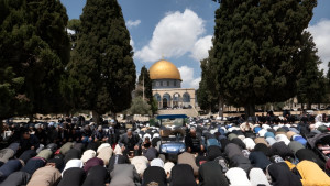 ৪০ দিন পর খুলে দেওয়া হলো আল-আকসা মসজিদ, জুমার নামাজে হাজারো ফিলিস্তিনির ঢল
