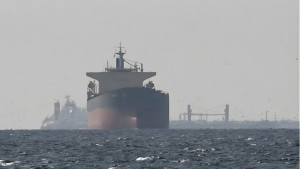 মার্কিন অবরোধের মধ্যে ‘ট্র্যাকার অন রেখেই হরমুজ পাড়ি ইরানি জাহাজের’