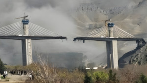 ইরানের সবচেয়ে উঁচু সেতুতে হামলা: উপসাগরে ৮টি সেতুর ‘হিট লিস্ট’ দিল তেহরান