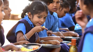 ইরান যুদ্ধের ধাক্কা শিশুদের ‘মিড ডে মিলে’, ভাতের বদলে জুটছে ছোলা-বিস্কুট