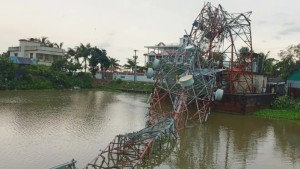 কালবৈশাখীর তাণ্ডবে ভেঙে পড়ল মোবাইল টাওয়ার