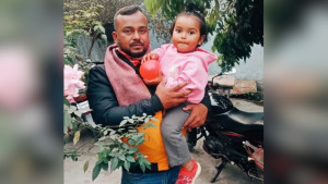 বজ্রপাতে বাবার মৃত্যু, প্রাণে বাঁচল মেয়ে
