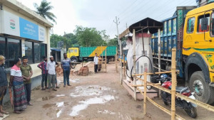 এখন চালকদের অপেক্ষায় পাম্প কর্মীরা