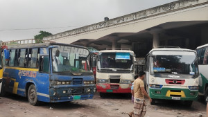 চাঁপাইনবাবগঞ্জে বাস বন্ধ, সন্ধ্যায় সব যান বন্ধের হুঁশিয়ারি