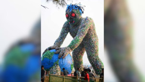 কক্সবাজার সৈকত থেকে সরানো হলো ৪৫ ফুটের প্লাস্টিক দানব