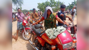 বেকার ছেলের সংসার চালাতে তেলের জন্য লাইনে মা