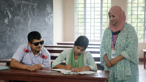 থামেনি স্বপ্ন, শ্রুতিলেখকের সহায়তায় এসএসসি পরীক্ষায় শরীফ