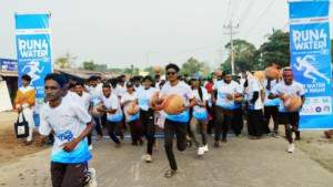 সুপেয় পানির জন্য হাহাকার, উপকূলবাসীর অভিনব প্রতিবাদ