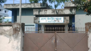 বাড়ির সামনে পড়ে ছিল বৃদ্ধার বস্তাবন্দি মরদেহ