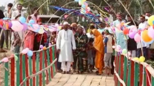 কুলির টাকায় নির্মিত হলো কাঠের সেতু
