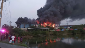 কেরানীগঞ্জে গ্যাস লাইটার কারখানায় আগুন
