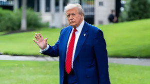 যুদ্ধে দিশেহারা ট্রাম্প খড়্গ চালাচ্ছেন মার্কিন মন্ত্রিসভায়