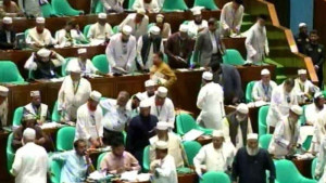 কেন সংসদে ওয়াকআউট করে বিরোধীদল