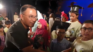 নাটক দেখতে সপরিবারে বেইলি রোডে প্রধানমন্ত্রী