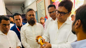 পা হারানো মানুষের চোখের জল মুছলেন গাজীপুরের ডিসি