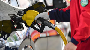 তেলের দাম কমেছে অন্তত ১৫ শতাংশ