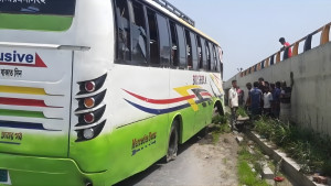 সিরাজগঞ্জে যাত্রীবাহী বাস উল্টে নিহত ৩